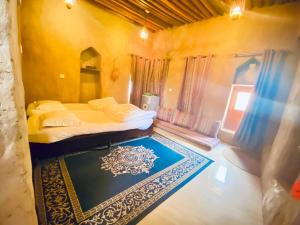 Una cama o camas en una habitación de Hissen Al-Misfah