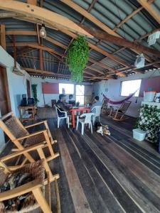 ein Zimmer mit einem Tisch und Stühlen in einem Zimmer in der Unterkunft Talata Hostal in Mayapo