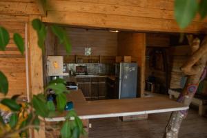 庫蘭尼匹的住宿－Casa Atipika，厨房配有桌子和冰箱