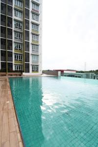 an empty swimming pool in front of a building at Mahkota Valley Apartment Indera Mahkota Kuantan#Netflix in Kuantan