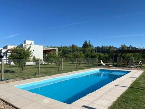 una piscina nel cortile di una casa di Victoria’s House a San Rafael