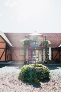 ein großes Haus mit Garten davor in der Unterkunft Villa Hasselbacken in Simrishamn
