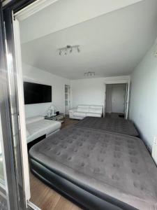 ein Schlafzimmer mit einem großen Bett in einem Zimmer in der Unterkunft Apartamento cerca centro Madrid in Rivas-Vaciamadrid