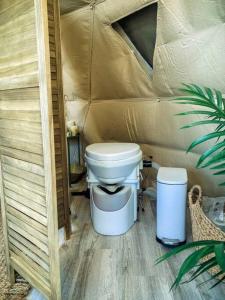 uma casa de banho com WC numa tenda em Sage Desert Dreams em Las Vegas