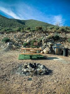 un banco sentado en la cima de una colina rocosa en Sage Desert Dreams, en Las Vegas