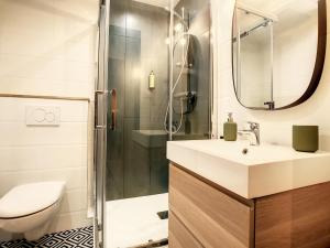 a bathroom with a shower and a sink and a toilet at Appartement Ancely tout neuf déco aéro - parking gratuit - Proche Blagnac in Toulouse