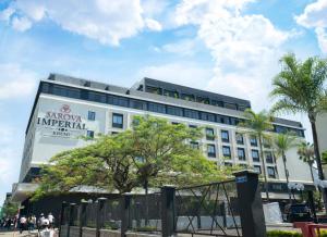 un gran edificio blanco con un cartel. en Sarova Imperial Hotel en Kisumu
