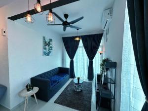 sala de estar con sofá azul y ventilador de techo en Adelea Homestay MERU, en Ipoh
