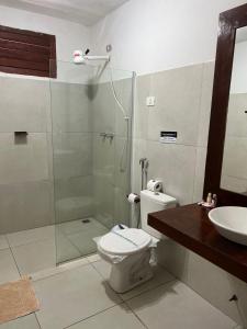 ein Bad mit einer Dusche, einem WC und einem Waschbecken in der Unterkunft Pipa Panorama Aparthotel in Pipa