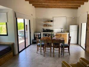 una cucina con un tavolo e sedie in una stanza di Victoria’s House a San Rafael