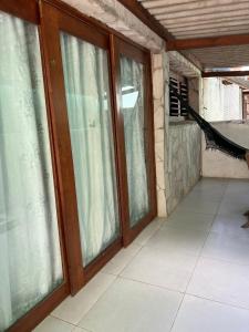einen Balkon mit Glasschiebetüren und einer Hängematte in der Unterkunft Pipa Panorama Aparthotel in Pipa