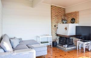 Χώρος καθιστικού στο 4 Bedroom Lovely Home In Nordtveitgrend