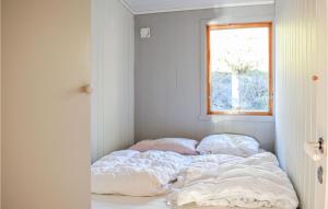 Ένα ή περισσότερα κρεβάτια σε δωμάτιο στο 4 Bedroom Lovely Home In Nordtveitgrend +11 φωτογραφίες