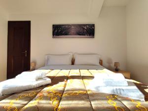 Tempat tidur dalam kamar di Hotel TEA Dolomiti