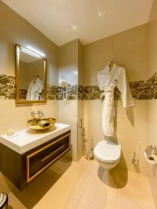 a bathroom with a toilet and a sink and a mirror at Hotel Best Night 2 in Alger