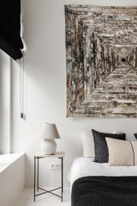 - une chambre avec un lit et une peinture murale dans l'établissement LuxuryApartmentSoulforCity, à Gand