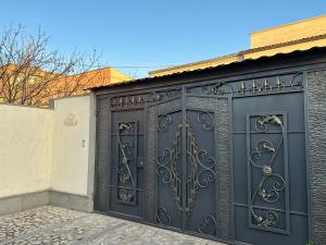 uma porta de garagem preta com ferro forjado ornamentado em OUR House em Vagharshapat