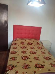 1 dormitorio con 1 cama con cabecero rojo en Casa de alquiler 2 in 