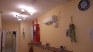 クアラルンプールにあるSCC Hotel Chinatownの壁に時計付きのキッチンが備わる客室です。