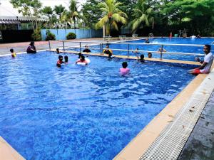 eine Gruppe von Personen in einem Schwimmbad in der Unterkunft FREE 4 WATER THEMEPARK Tickets & WiFi Stay Melaka in Malakka