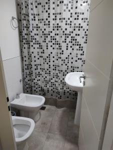 Et badeværelse på Luxury Suite Salta + 13 billeder