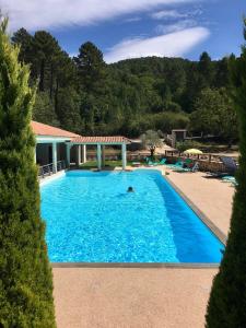 una persona nadando en una gran piscina azul en Cantu di Fiumu en Zonza