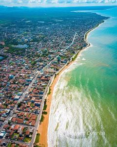 - une vue aérienne sur la plage et l'océan dans l'établissement Kitnet Recanto do Bem-te-vi, à Jacaraípe