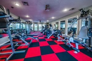 Fitness centrum a/nebo fitness zařízení v ubytování OU Sooner, Pool & Gym, BBQ, Netflix, 100mb Internet, LG Washer & Dryer, Close to OU!