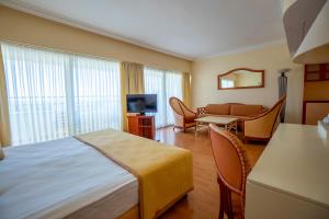 TV/trung tâm giải trí tại Presa Di Finica Hotel