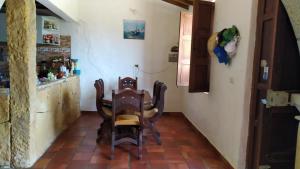comedor con mesa y sillas en Casa Bari Bari, en Barichara