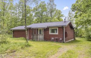 uma pequena cabana de madeira no meio de um campo em Stunning Home In Vstra Torup With Wifi em Västra Torup