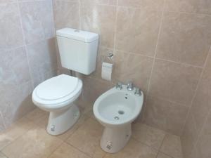 a bathroom with a toilet and a bidet at Departamento Triangulo in Santa María