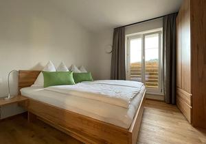 A bed or beds in a room at Seespitz 37 - Ferienwohnungen Eisendle