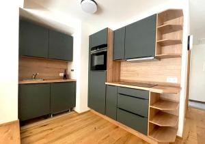 A kitchen or kitchenette at Seespitz 37 - Ferienwohnungen Eisendle