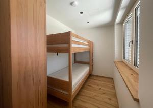 A bed or beds in a room at Seespitz 37 - Ferienwohnungen Eisendle