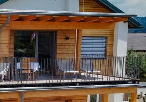 A balcony or terrace at Seespitz 37 - Ferienwohnungen Eisendle