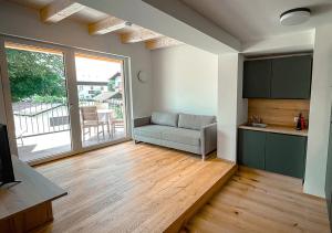 A kitchen or kitchenette at Seespitz 37 - Ferienwohnungen Eisendle