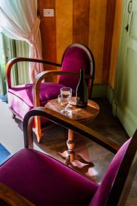 una mesa con una botella de vino y una copa en ella en Casa D'aria, en Catania
