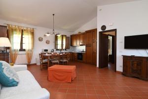 Televízia a/alebo spoločenská miestnosť v ubytovaní Agriturismo Corte Stefani