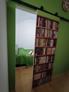 une chambre avec une étagère remplie de DVD dans l'établissement Santa Barbara Apartment, à Catane