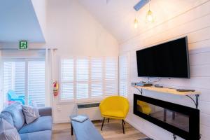 Televisor o centre d'entreteniment de Loft with a view of Blue - Free Wifi, Linens and Towels Included