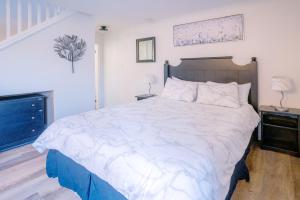 Llit o llits en una habitació de Loft with a view of Blue - Free Wifi, Linens and Towels Included