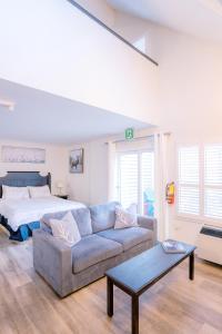 Llit o llits en una habitació de Loft with a view of Blue - Free Wifi, Linens and Towels Included