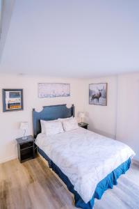 Llit o llits en una habitació de Loft with a view of Blue - Free Wifi, Linens and Towels Included