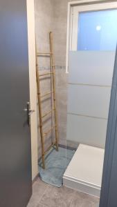 baño con puerta de cristal y escalera en Gîtes JL&DS, en Gravelines