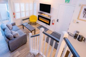 Zona d'estar a Loft with a view of Blue - Free Wifi, Linens and Towels Included