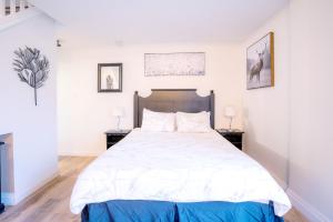 Llit o llits en una habitació de Loft with a view of Blue - Free Wifi, Linens and Towels Included