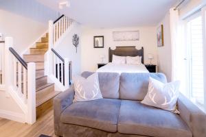 Llit o llits en una habitació de Loft with a view of Blue - Free Wifi, Linens and Towels Included