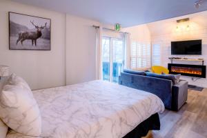 Llit o llits en una habitació de Loft with a view of Blue - Free Wifi, Linens and Towels Included