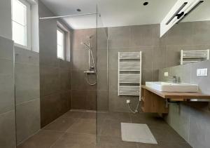 A bathroom at Seespitz 37 - Ferienwohnungen Eisendle Még 23 kép